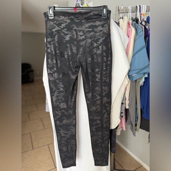 SPANX Faux Leather Camo Leggings Matte Black Camo Size Large - Picture 7 of 14